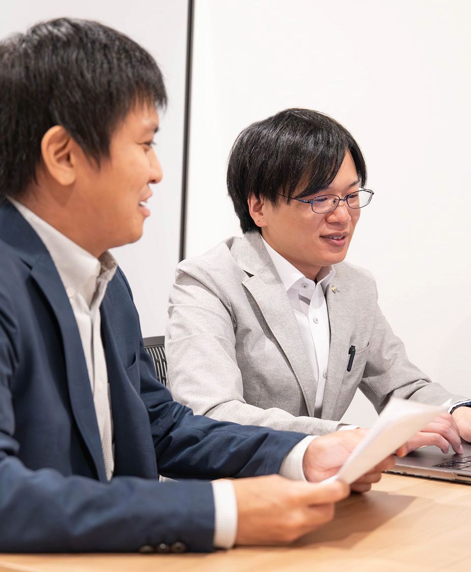 会議室で打ち合わせ